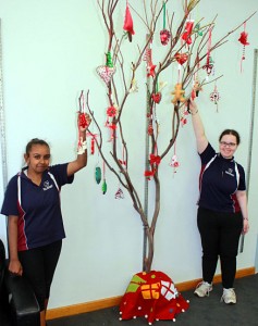 xmas tree with students 2